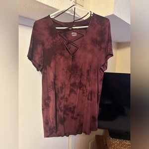 Tie-dye Vneck shirt with criss cross detail. Super cute, soft-style tee. XL AE
